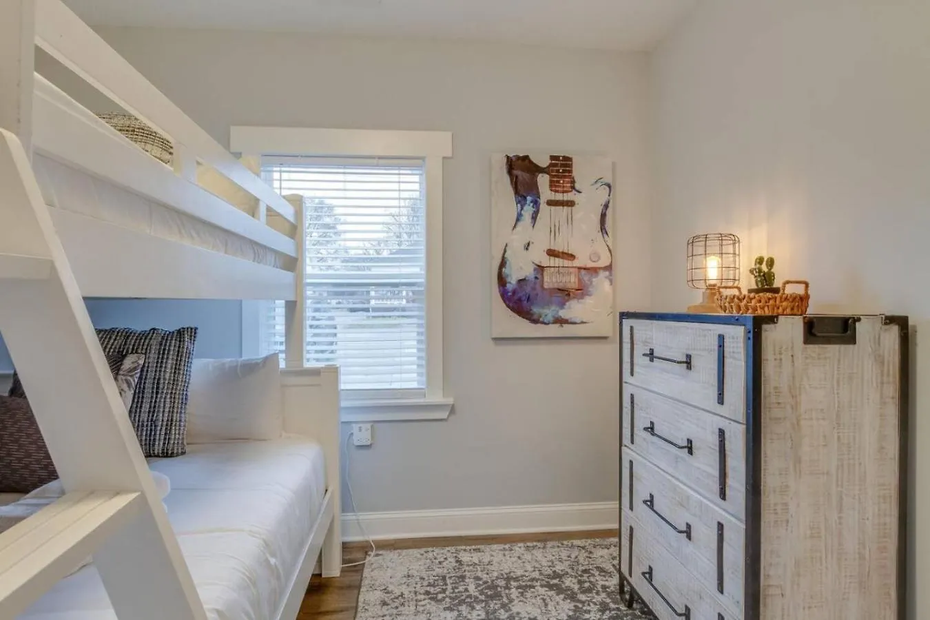 Music City Charmer Tons Of Beds Thirty Day Minimum Nashville